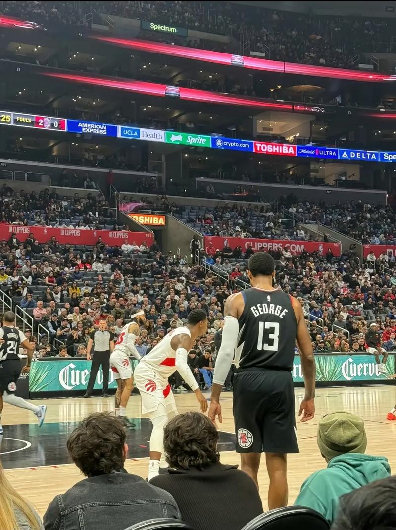 媒体人：防守强悍必然伴随各种小动作 王朝球队都有几个练家子（媒体人：强硬防守常伴小动作，王朝球队少不了几位硬汉）