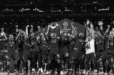 半场三分22中2！科尔：我们有很多优秀射手，命中率总会正常的（半场三分22投仅2中，科尔：我们射手多，命中率会回归正常）