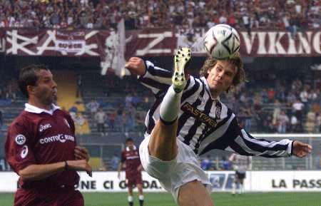 墨尔本胜利主帅：德比对阵卫冕冠军有压力，全队渴望证明自己（墨尔本胜利主帅谈德比：迎战卫冕冠军压力不小，全队盼自证实力）