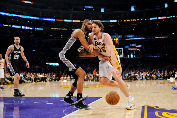 卡雷拉斯染红全程：对裁判让任意球重开不满染黄，随后抱怨吃直红（卡雷拉斯红牌过程：不满任意球重踢先吃黄，继续抱怨遭直红）