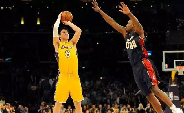 独行侠内线防守薄弱，马卡发挥出色（独行侠内线防守不佳，马卡表现亮眼）