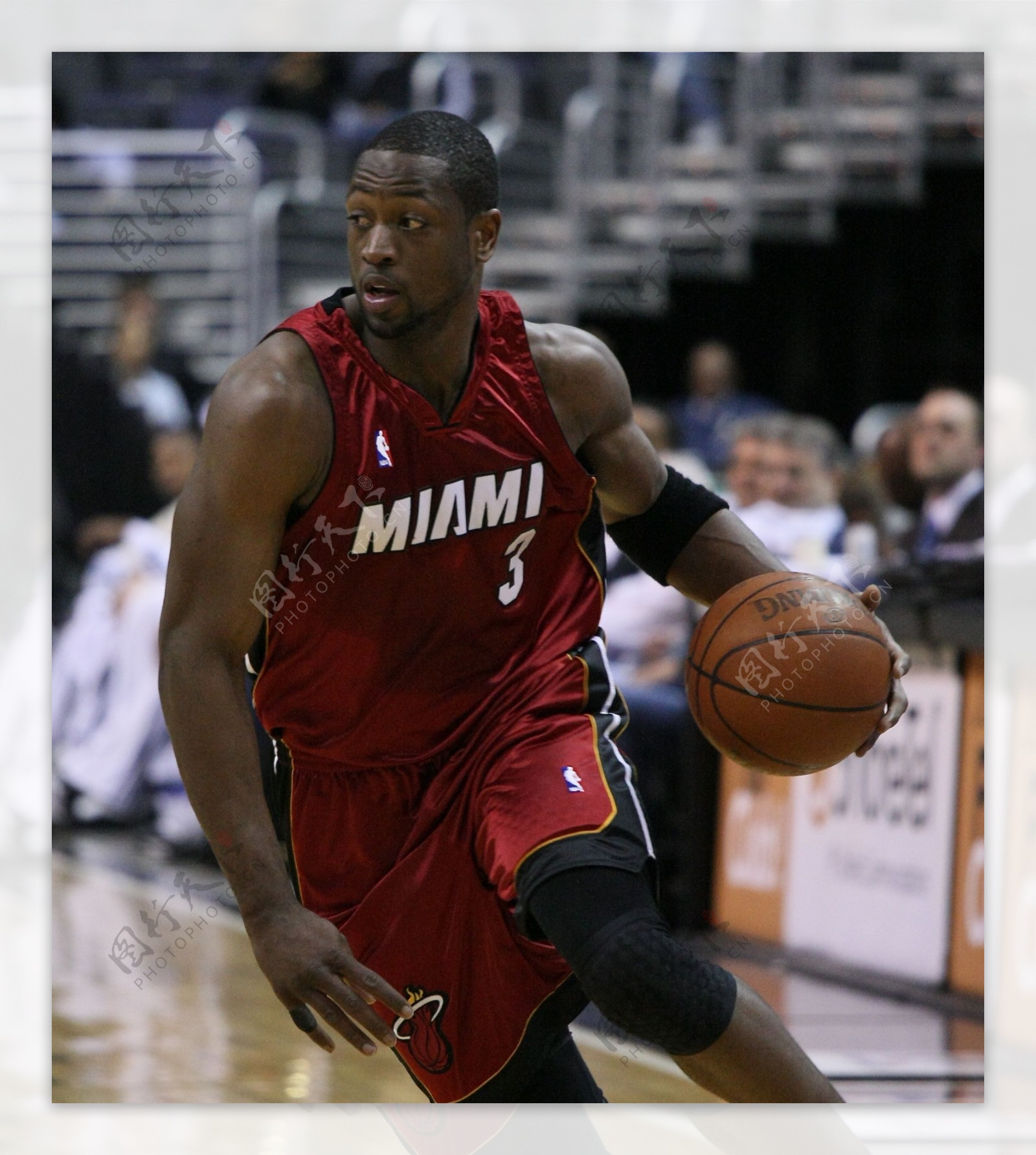 持续打击极端球迷，米体：地方当局邀请米兰双雄开会评估情况（米体：地方当局召集米兰双雄会议，评估持续打击极端球迷的进展）