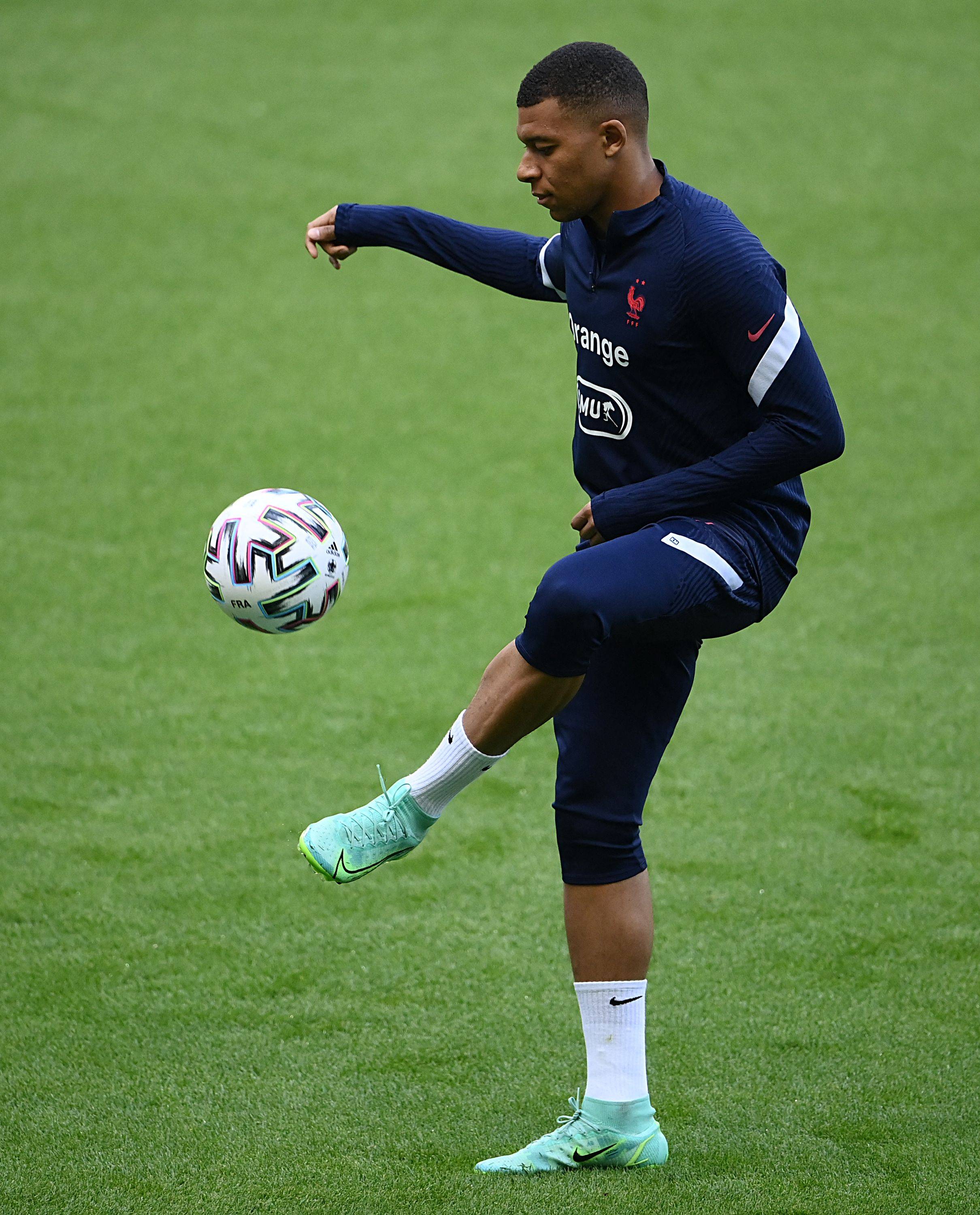 DO：伯恩茅斯前锋塞门约倾向在冬窗加盟曼城（报道称伯恩茅斯前锋塞门约倾向于在冬窗转会曼城）