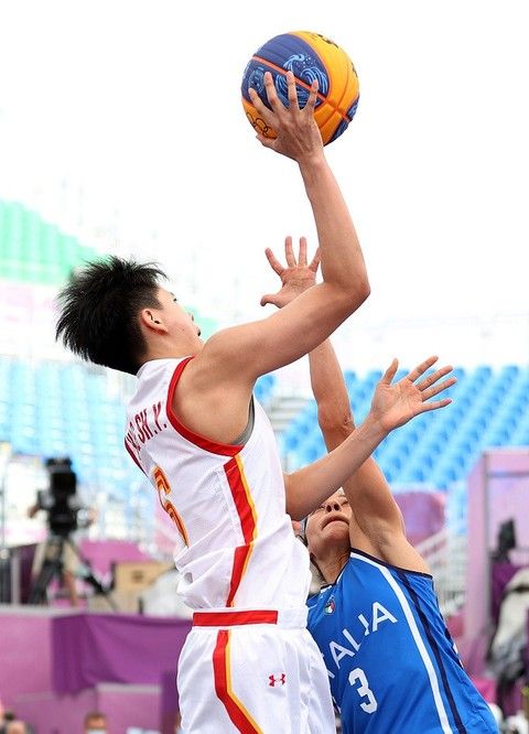 足球欧洲杯训练场出现意外，球员脚踝受伤（欧洲杯训练场突发意外，球员脚踝受伤）