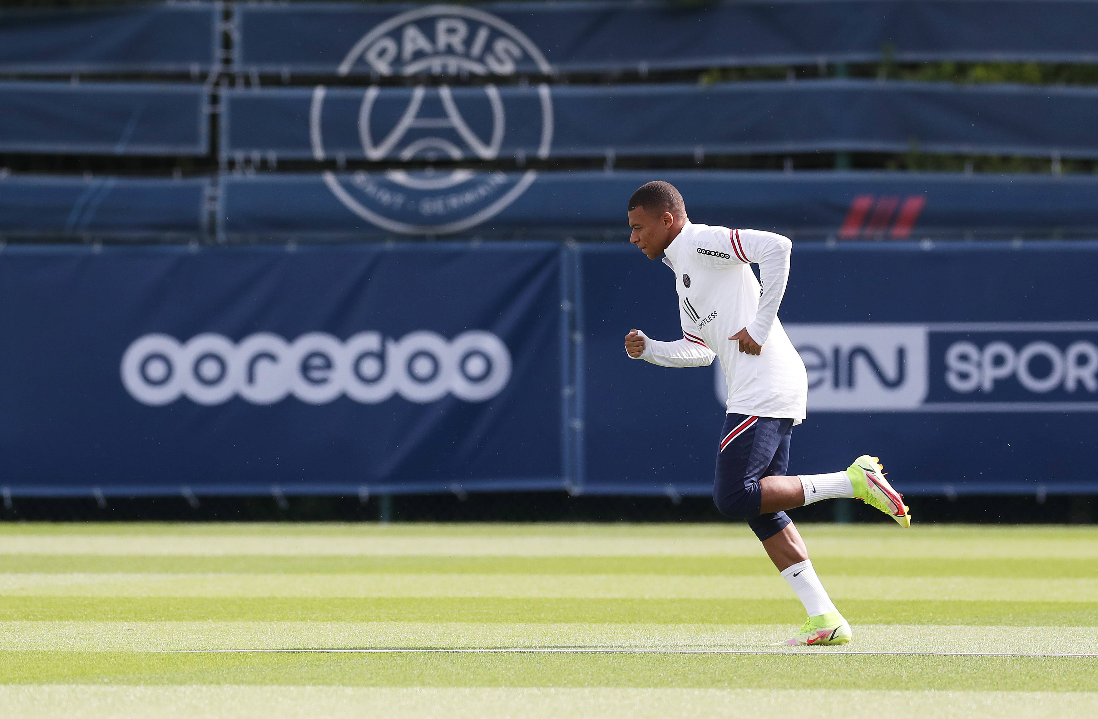 调皮二娃上线，穆勒庆祝夺冠时和25号队友高尔德顶牛假装受伤（穆勒夺冠庆祝与25号高尔德顶牛嬉闹，二娃调皮上演装伤）