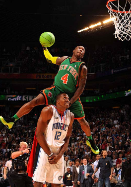 赵丽娜：走了70所学校，女孩踢球屈指可数；想让女孩踢球普及（赵丽娜：走访70校发现踢球女孩凤毛麟角，盼女足参与更普及）