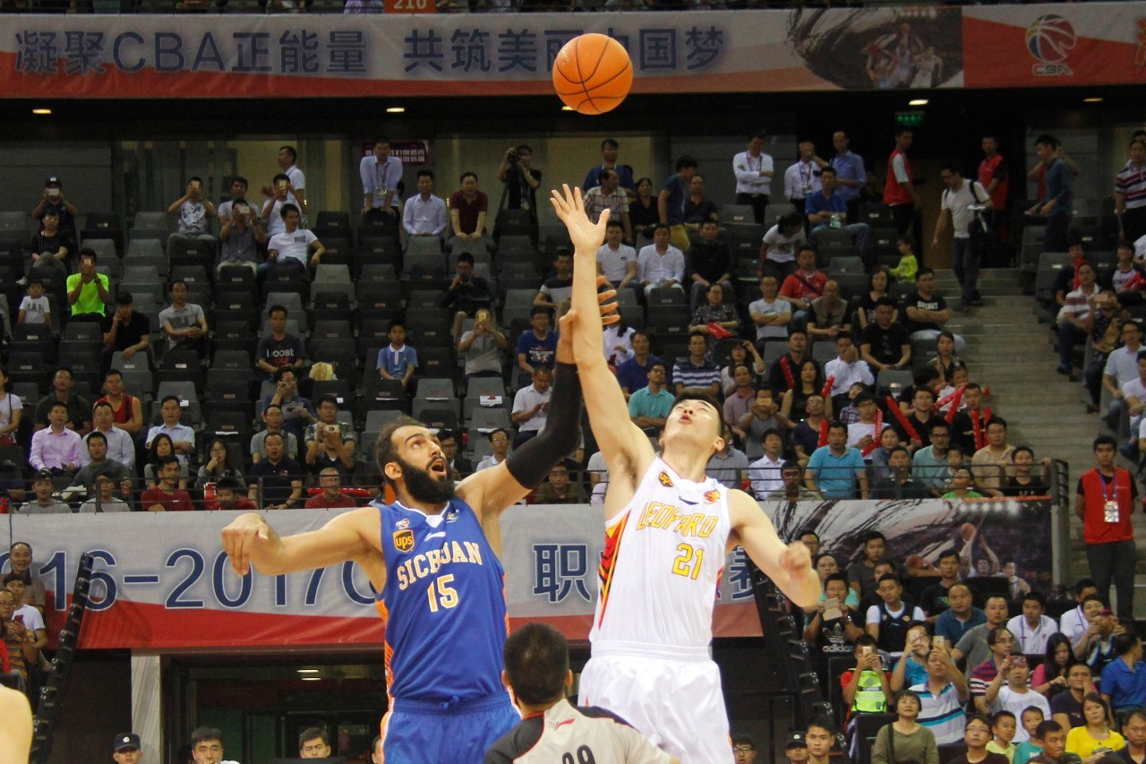 萨隆替补登场，展现高效表现（萨隆替补上阵，高效表现抢眼）