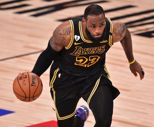 给爷整笑了，曼奇尼假意亲吻布鲁马多，将布鲁马多逗笑（曼奇尼作势亲吻布鲁马多，逗得对方当场大笑）