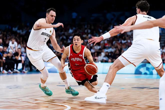 手感冰凉！浓眉未伤退半场0分还要追溯到近10年前（状态低迷！浓眉无伤出战半场0分，上一次已接近十年前）