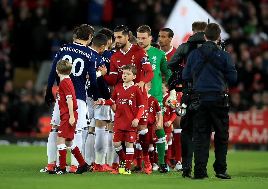 拿来吧你！柏林赫塔球员一把抢过对手教练给球员的战术小纸条（赛场突发：柏林赫塔球员当众夺走对方教练递给球员的战术纸条）