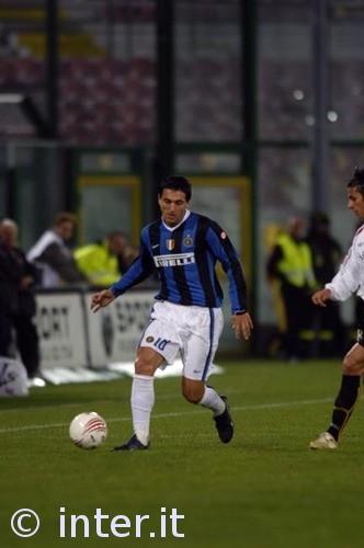 杨瀚森开拓者中文球衣到货，字体引热议（杨瀚森开拓者中文球衣上架，字体成热议焦点）