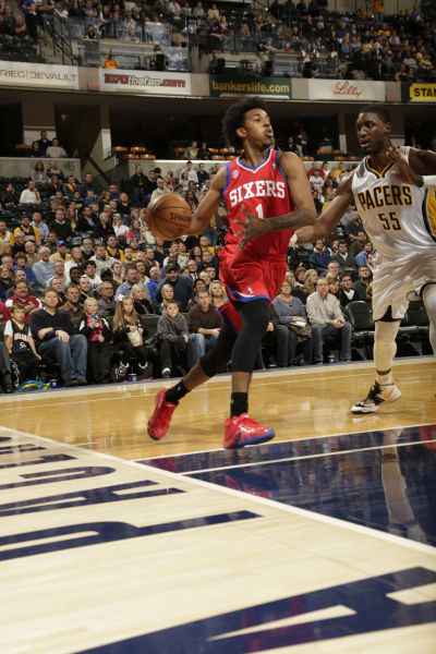 表现逐渐趋于平淡，湖人双向合同内线新星需要提升自己的状态？（表现日渐平庸，湖人双向内线新秀是否该加快提升状态？）